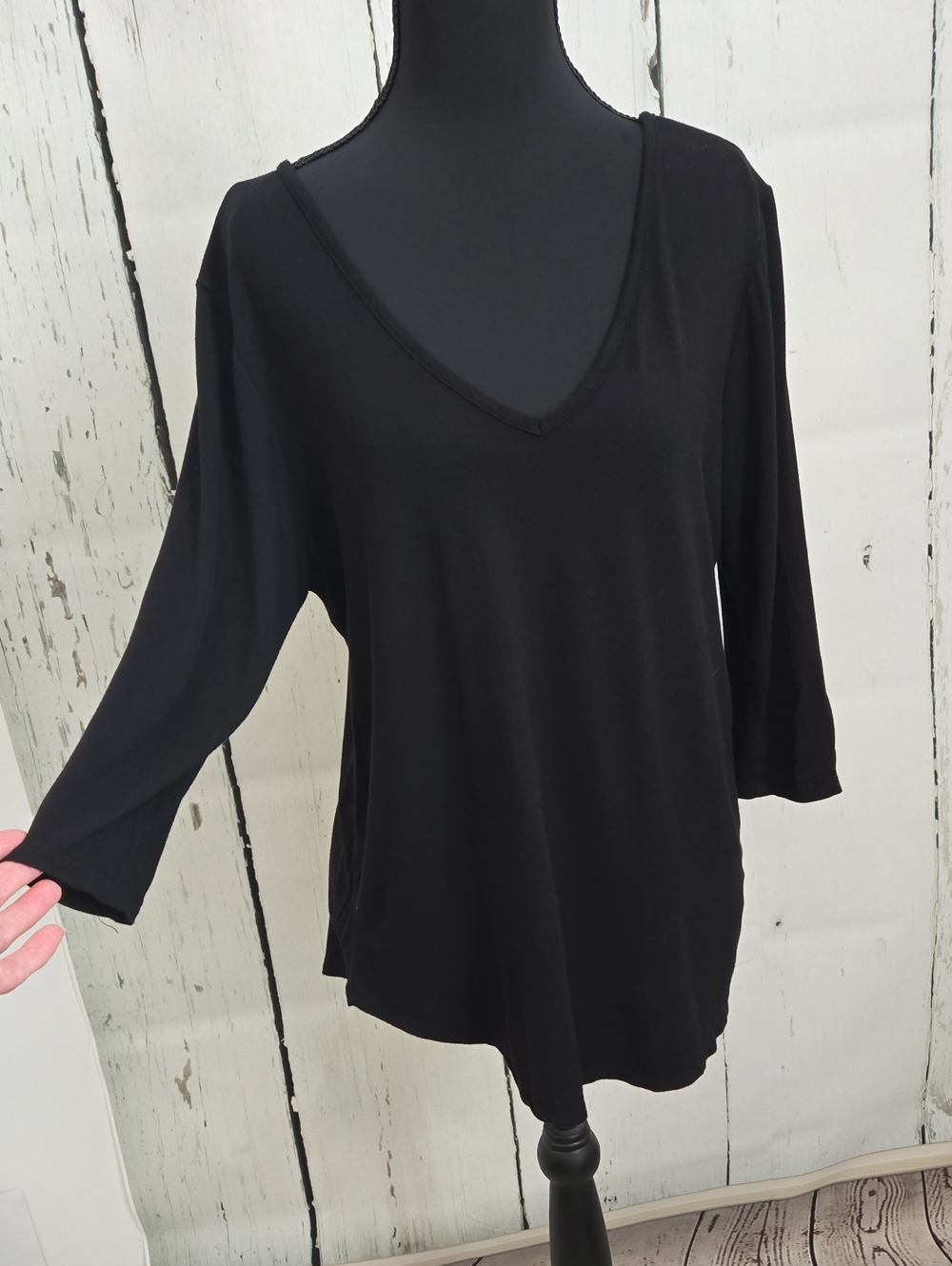 Women's Black V-Neck Long Sleeve Tee
